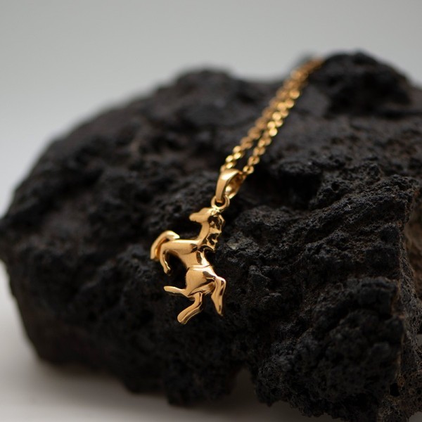 Colgante caballo chapado oro 18k - Amuleto taurino | Servitoro