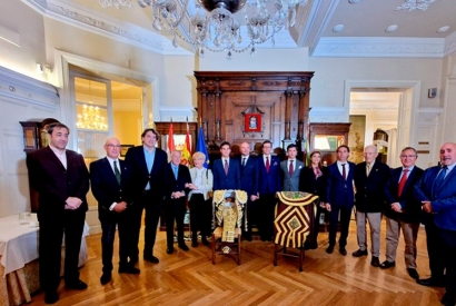 Fernando Adrián as the winner of San Isidro receives the dress 