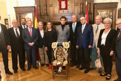 Ginés Marín receives the "Rioja y Oro" dress for the San Isidro's winner.