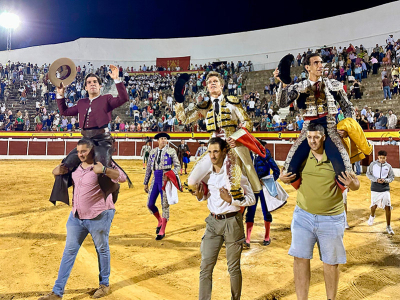 Sebastián Fernández, Fortes y Borja Jiménez salen a hombros en Baza